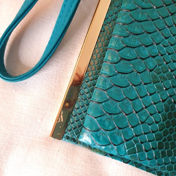 Green Snakeskin Embossed Envelope Clutch Bag - Picture 6 of 6
